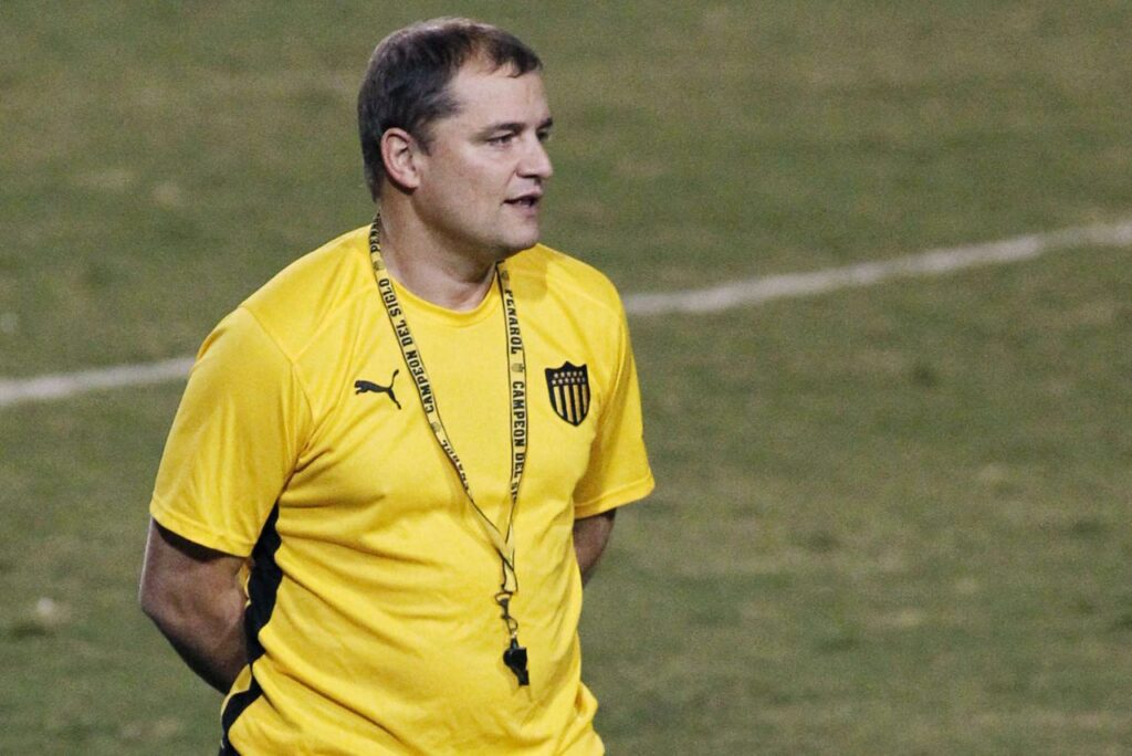 Diego Aguirre fará terceira passagem como treinador do Peñarol (Foto: Nelson Almeida/AFP)