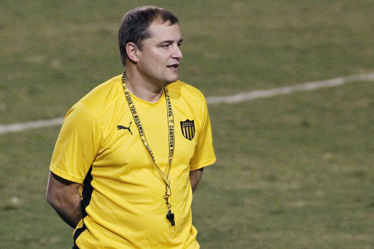 Diego Aguirre fará terceira passagem como treinador do Peñarol (Foto: Nelson Almeida/AFP)