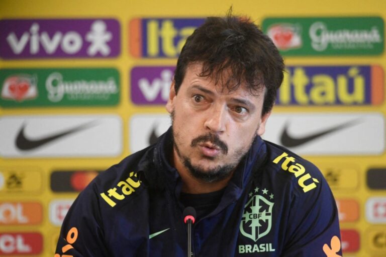 <p>Fernando Diniz chegou a três derrotas consecutivas no comando da Seleção. Foto: Daniel Ramalho / AFP</p>