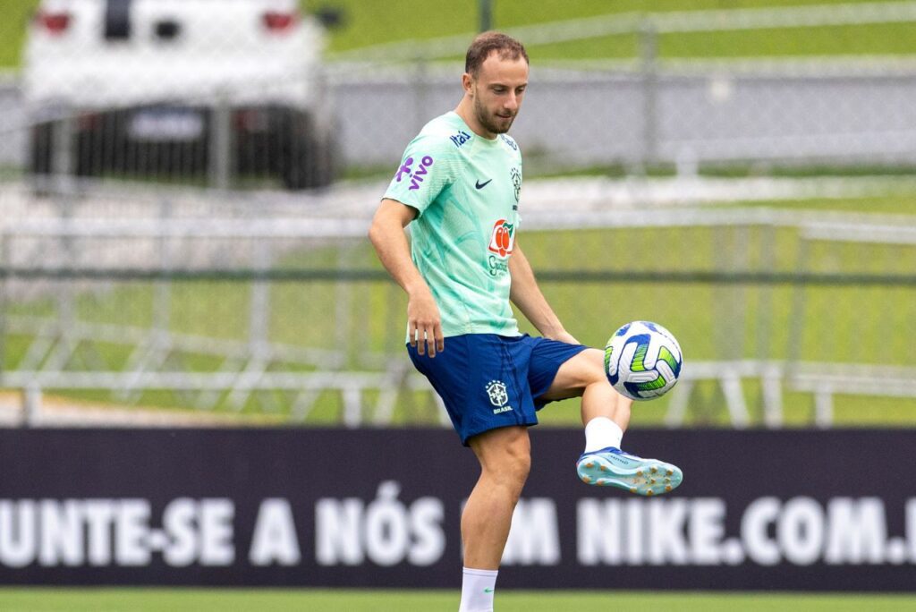 Carlos Augusto em treino da Seleção