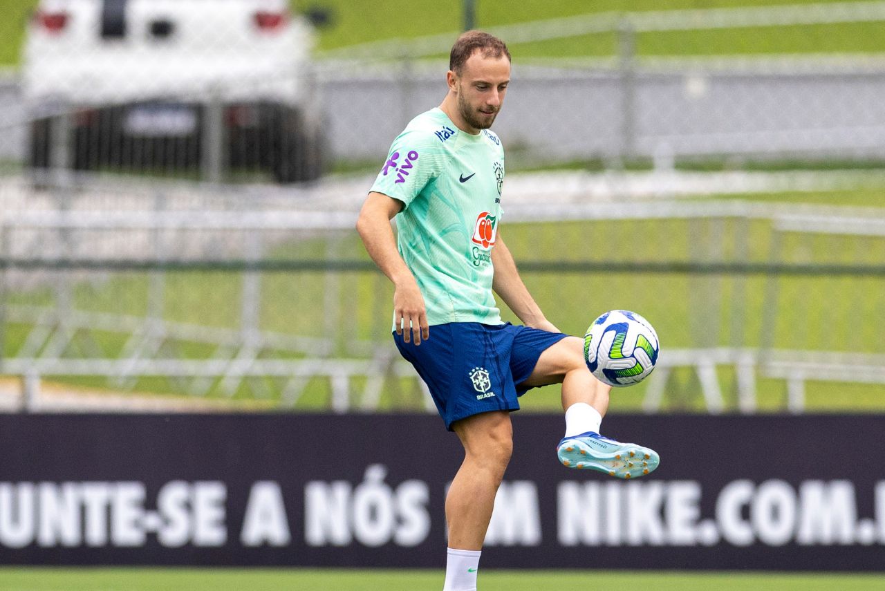 Carlos Augusto em treino da Seleção
