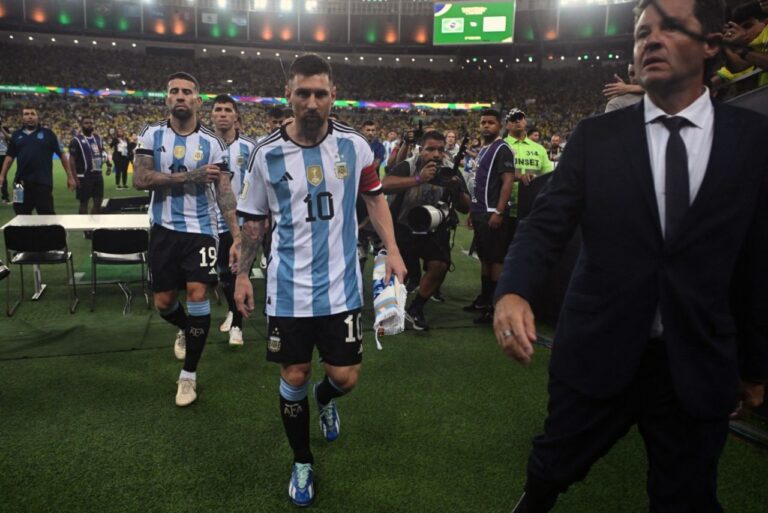 <p>Messi, craque da Argentina, deixando o campo. Foto: Carl de Souza / AFP</p>
