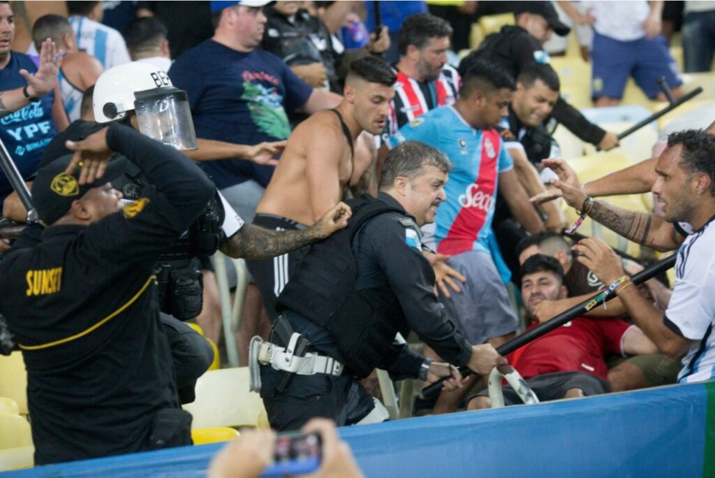 Briga entre torcedores de Brasil e Argentina.