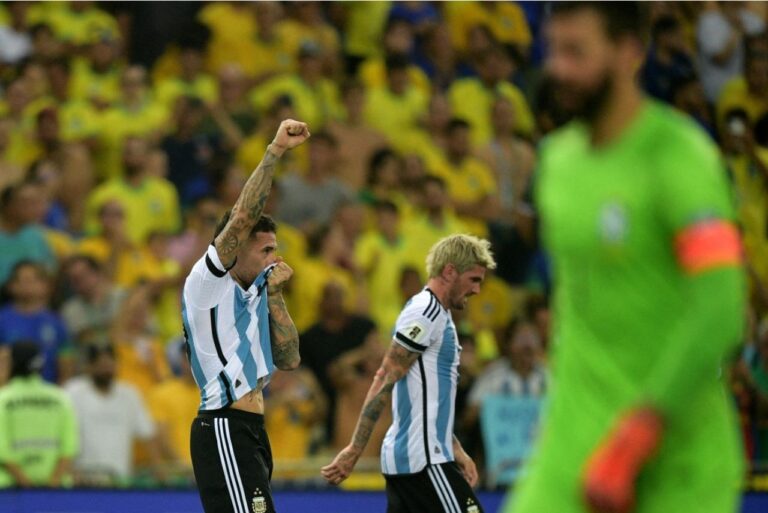 <p>Otamendi comemorando gol marcado contra o Brasil. Foto: Carl de Souza / AFP</p>