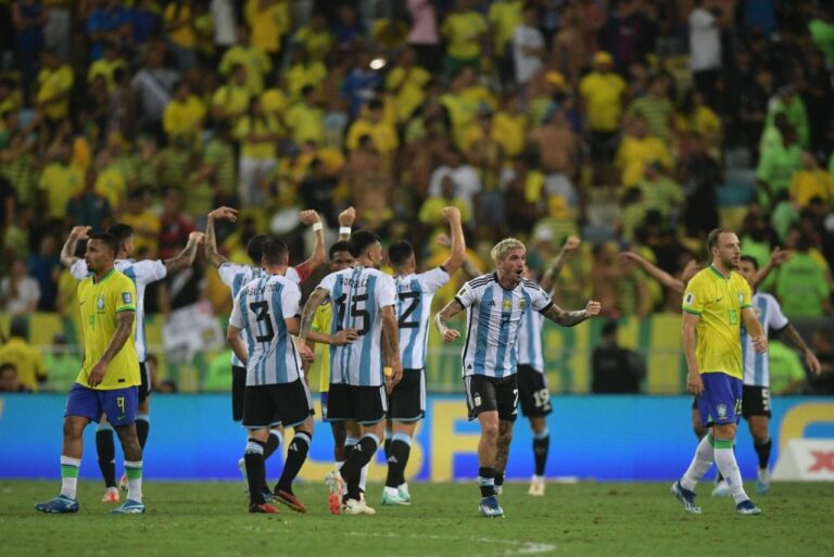 <p>Argentinos comemoram histórica vitória contra o Brasil. Foto: Carl de Souza / AFP</p>
