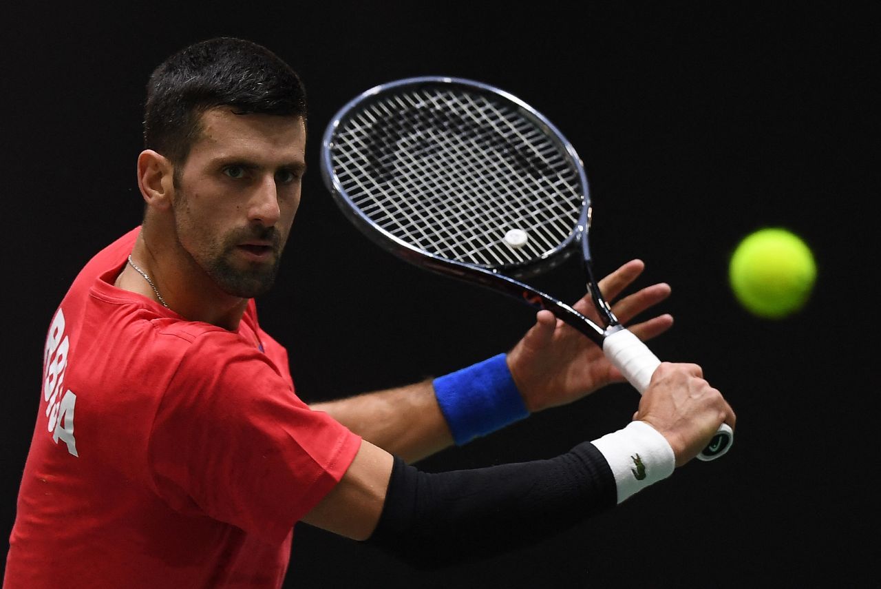 Novak Djokovic em treinamento para fase eliminatória da Copa Davis 2023 (Foto: Jorge Guerrero/AFP)