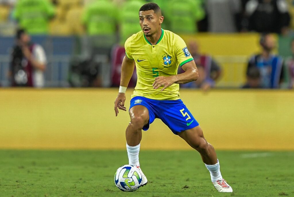Volante do Fluminense em ação pela Seleção