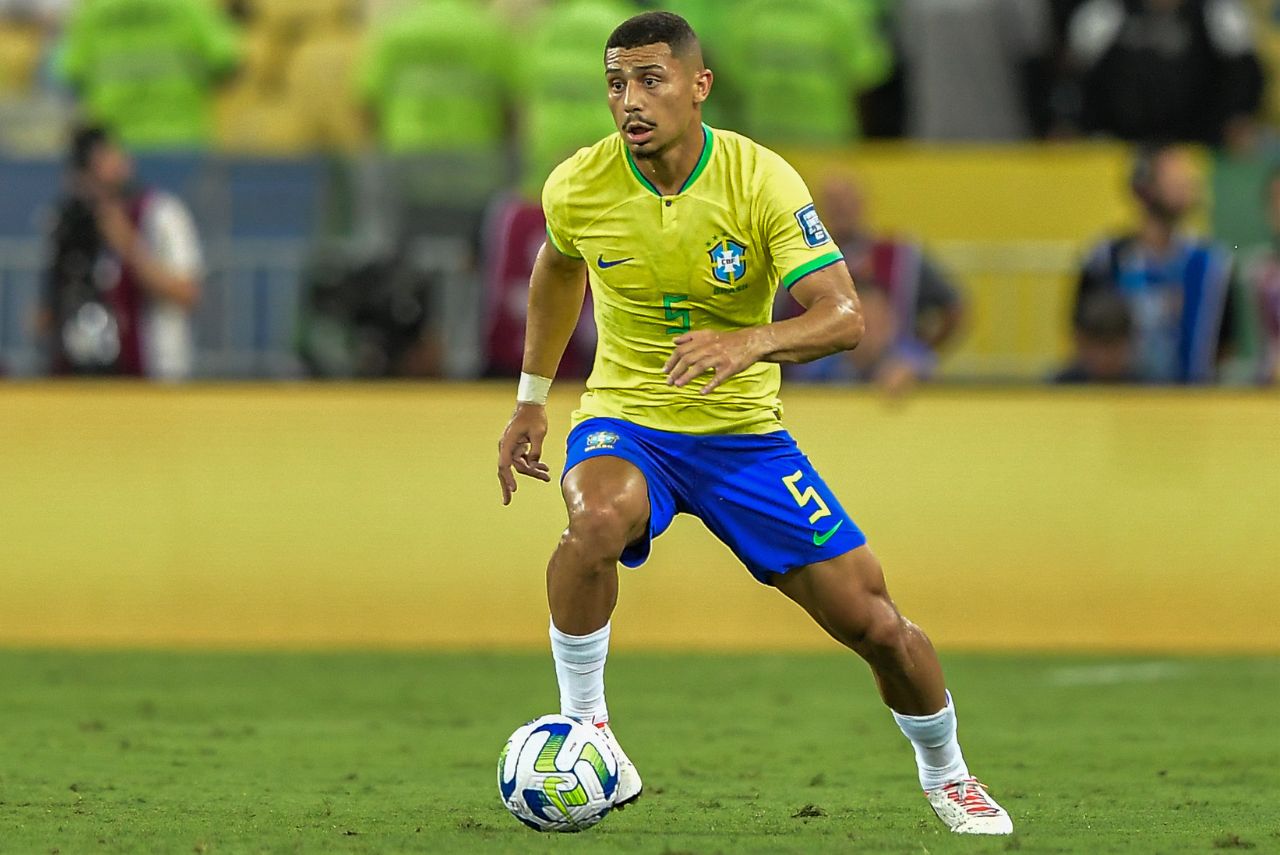 Volante do Fluminense em ação pela Seleção
