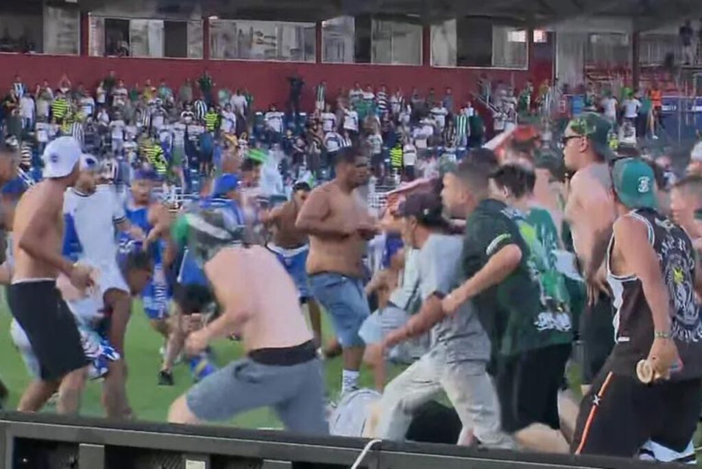 Torcedores de Coritiba e Cruzeiro em confronto na Vila Capanema (Foto: Everton Franco/RPC)