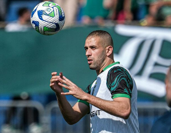 Coritiba informou que Islam Slimani sofreu lesão muscular na coxa direita Foto: Gabriel Thá/Coritiba
