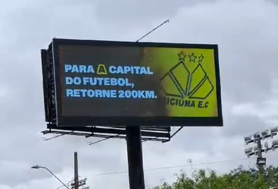 <p>Torcedores do Criciúma cornetam Avaí e Figueirense com outdoor Foto: Reprodução/Vídeo</p>