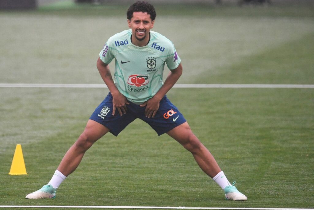 Brasileiro do PSG em treino da Seleção