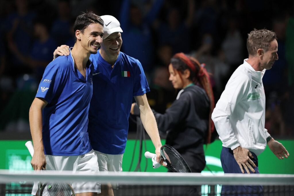 Sonego e Sinner após vitória na Copa Davis