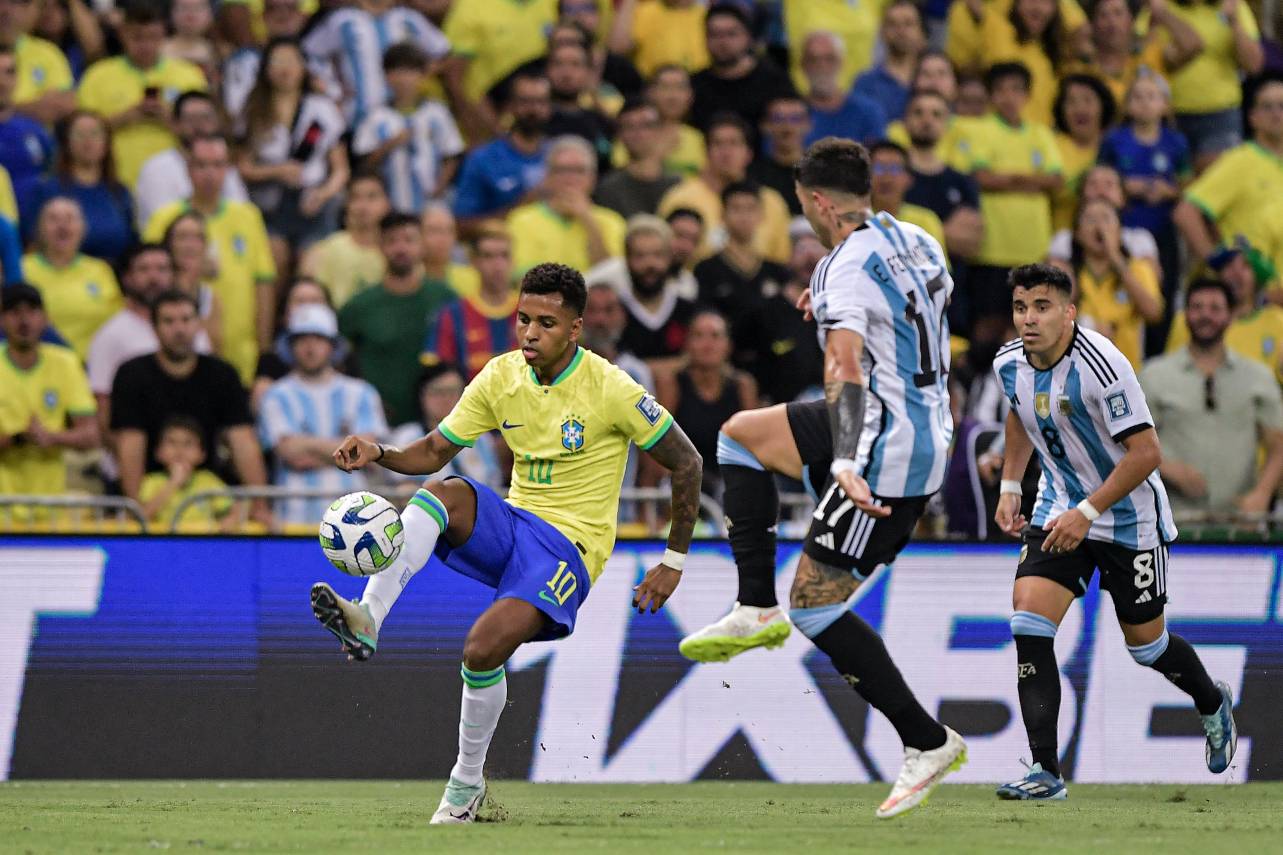 Rodrygo durante o jogo entre Brasil e Argentina