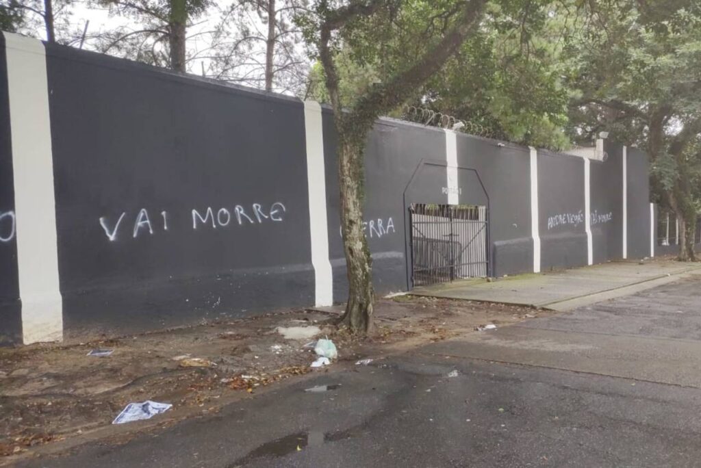 Sede do Corithians amanheceu pichada
