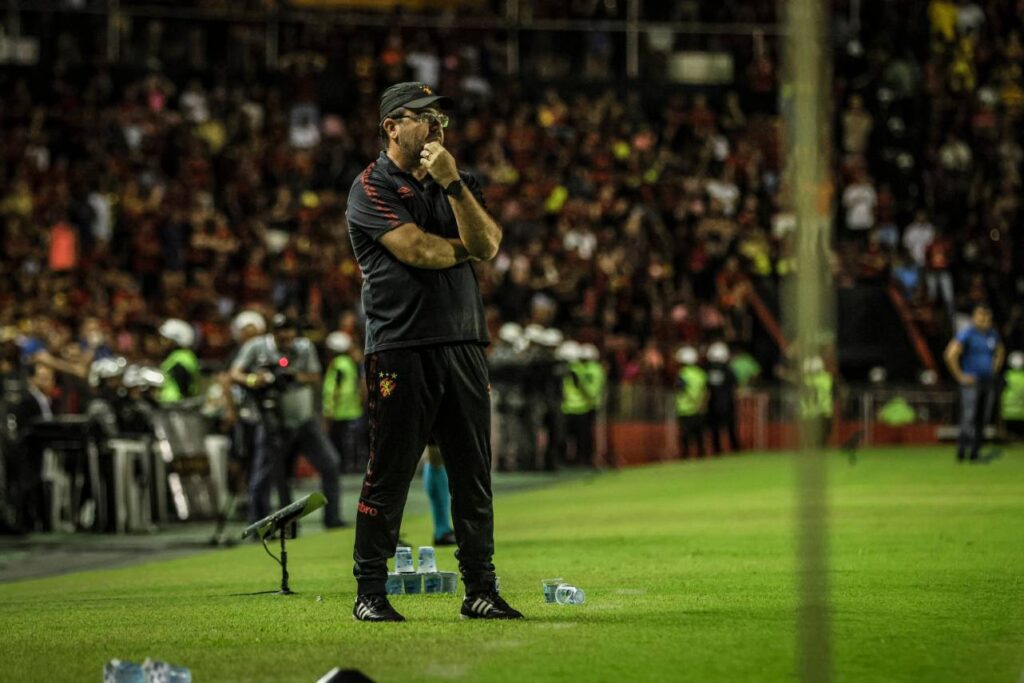 Enderson Moreira vai se aventurar no futebol peruano