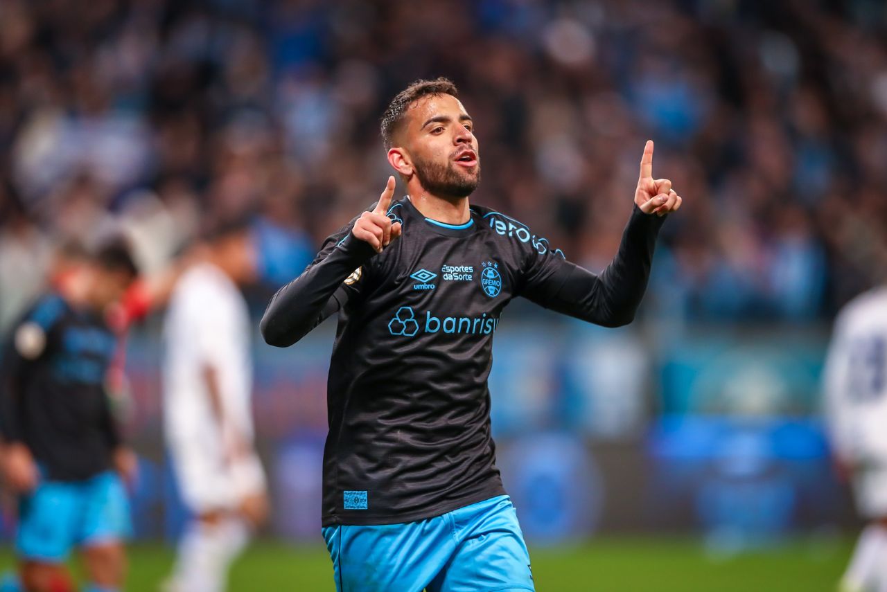 Pepê comemorando gol marcado pelo Grêmio