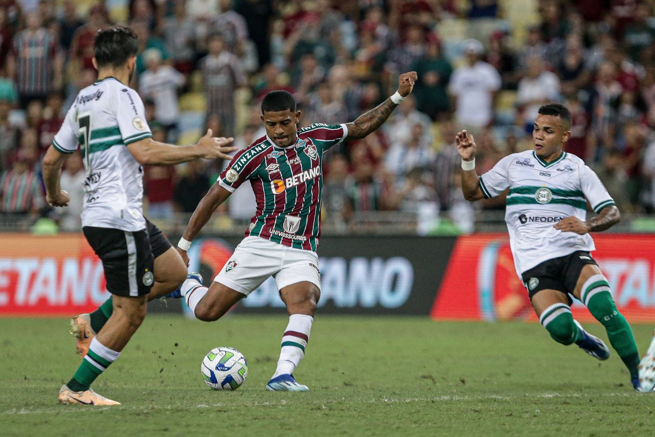 John Kennedy marcou o segundo na vitória do Fluminense sobre o Coritiba (Foto: Lucas Merçon/FFC)