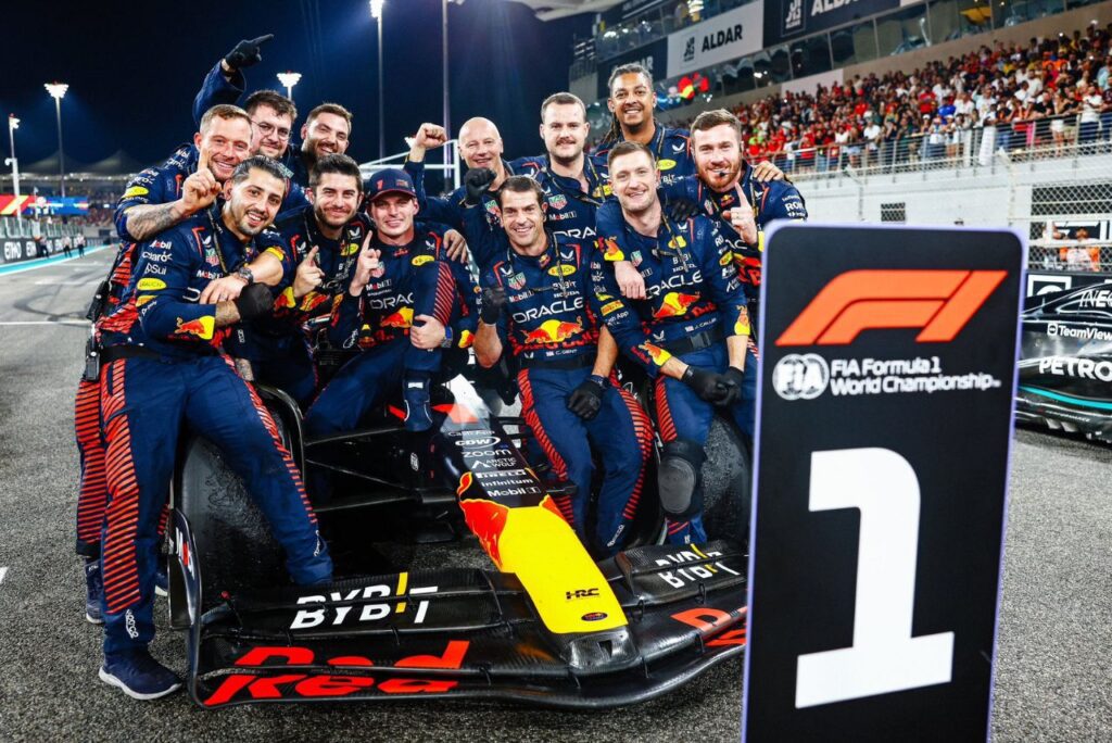 Max Verstappen vence o último GP da temporada 2023 da Fórmula 1 em Abu Dhabi