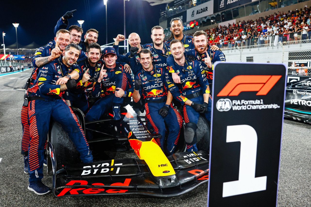 Max Verstappen vence o último GP da temporada 2023 da Fórmula 1 em Abu Dhabi