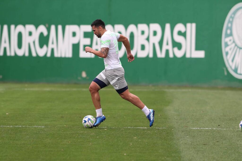 Luan durante o treino do Palmeiras