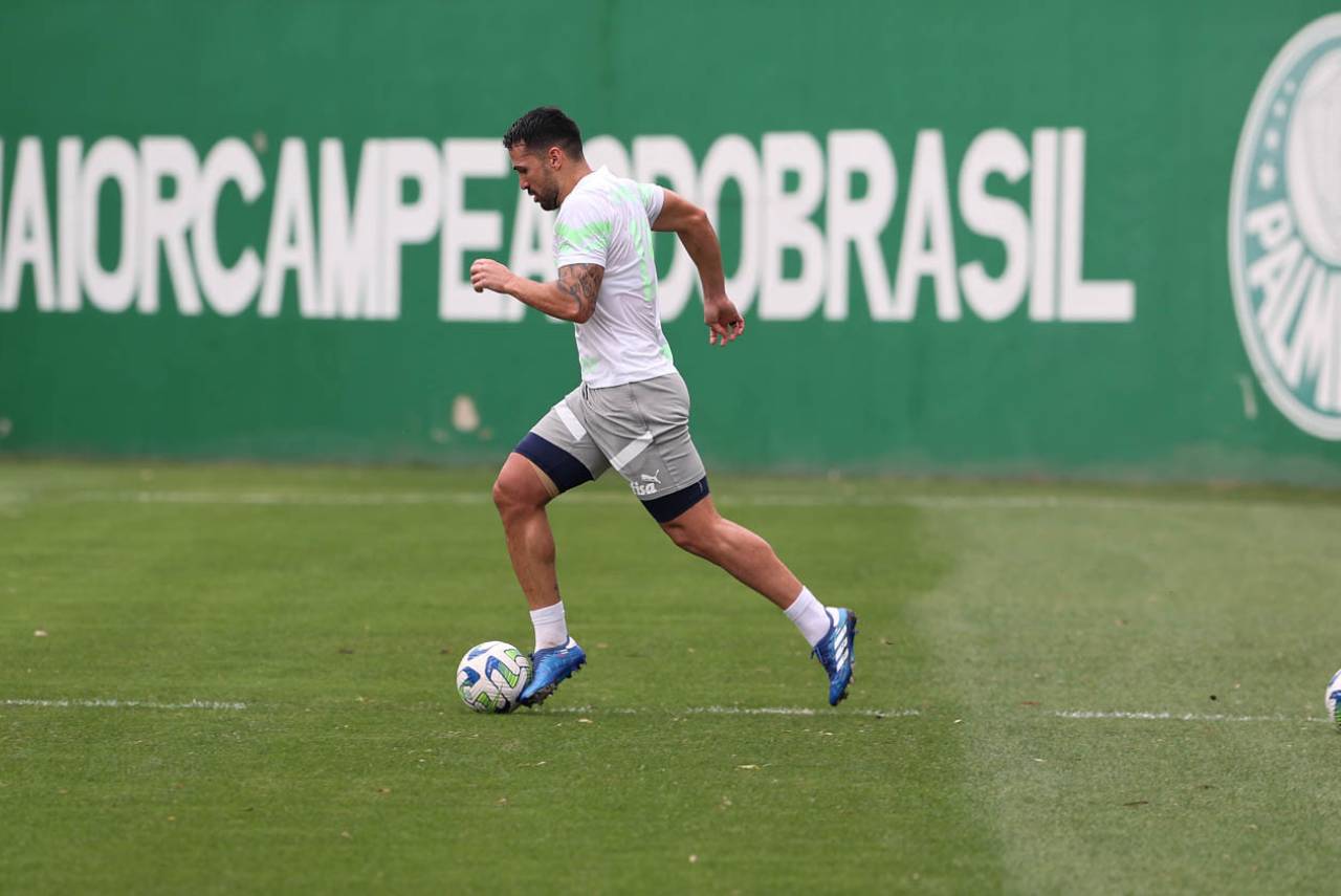 Luan durante o treino do Palmeiras