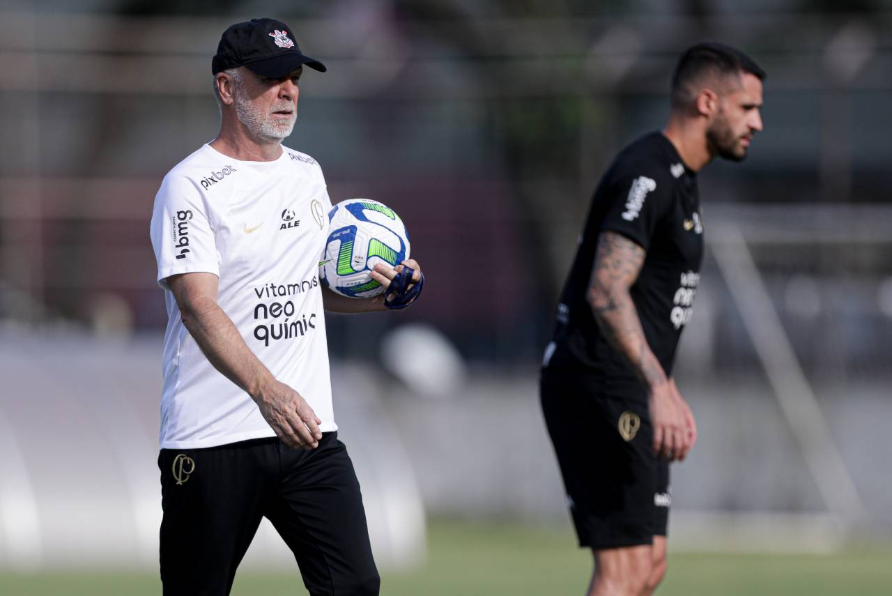 Mano Menezes durante o treino do Corinthians nesta segunda-feira (27)