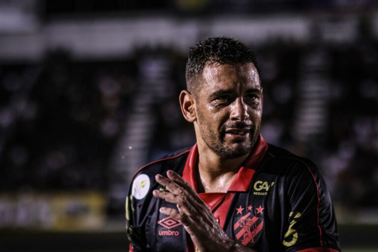 <p>Diego Souza não terá contrato renovado pelo Sport e deve pendurar as chuteiras (Foto: Rafael Bandeira/SCR)</p>
