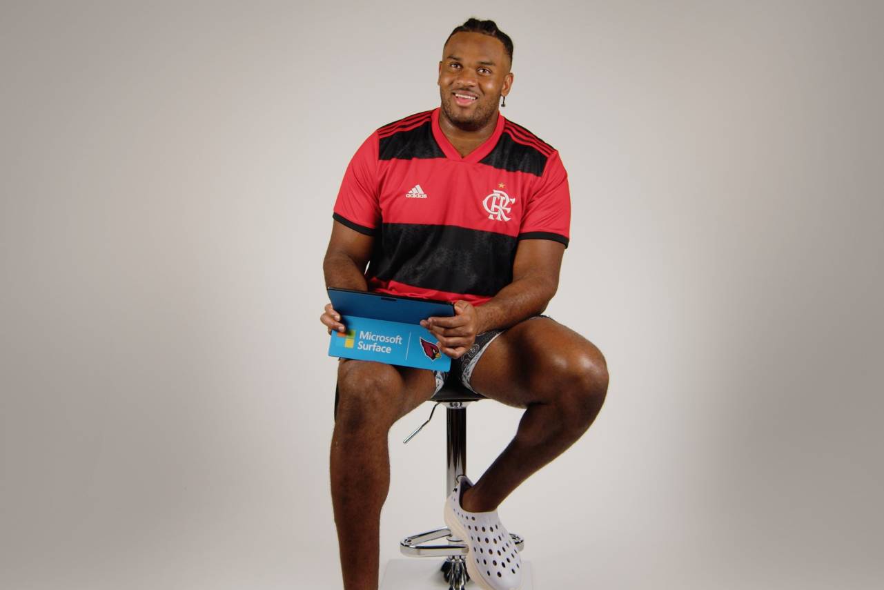 Paris Johnson Jr. com a camisa do Flamengo