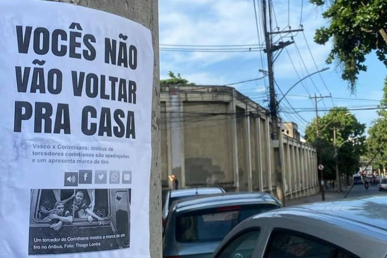 Cartaz colado próximo a São Januário antes da partida entre Vasco e Corinthians