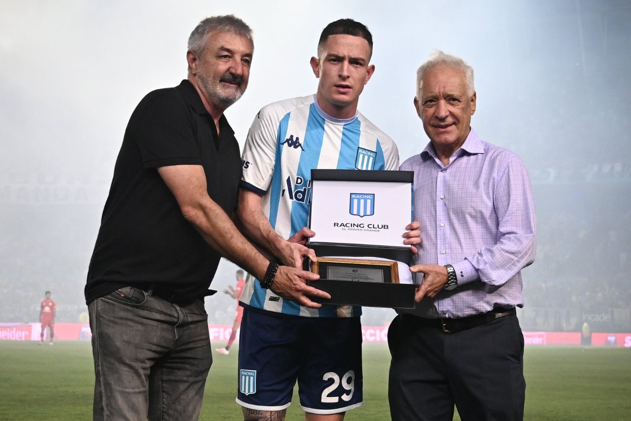 Aníbal Moreno recebeu homenagens de dirigentes do Racing (Foto: X/Reprodução)