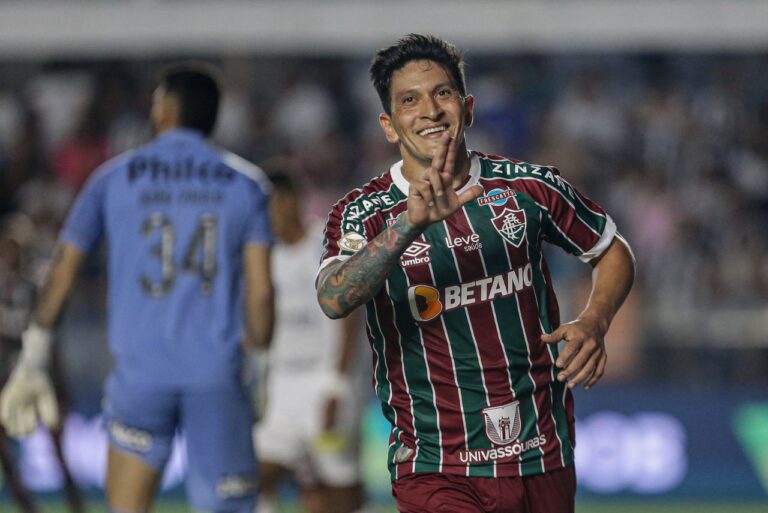 <p>Cano fechou a conta da vitória tricolor na Vila Belmiro (Foto: Lucas Merçon/Fluminense)</p>