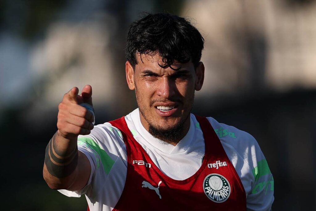 Gustavo Gómez está de volta após cumprir suspensão