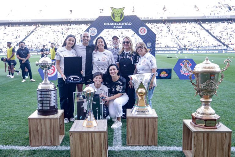 <p>Fábio Santos com sua familia diante de todos troféus conquistados por ele no Corinthians. Foto: Rodrigo Coca/Corinthians</p>
