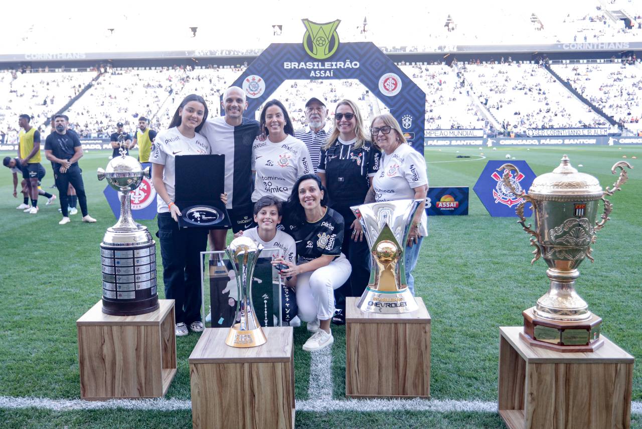 Fábio Santos foi homenageado na Neo Química Arena
