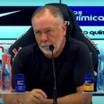 Mano Menezes durante coletiva de imprensa