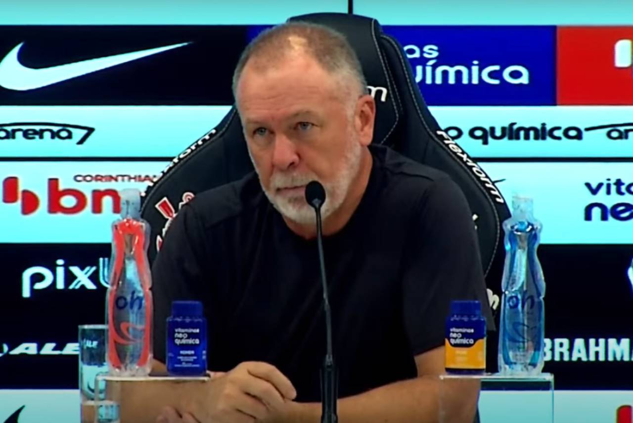 Mano Menezes durante coletiva de imprensa