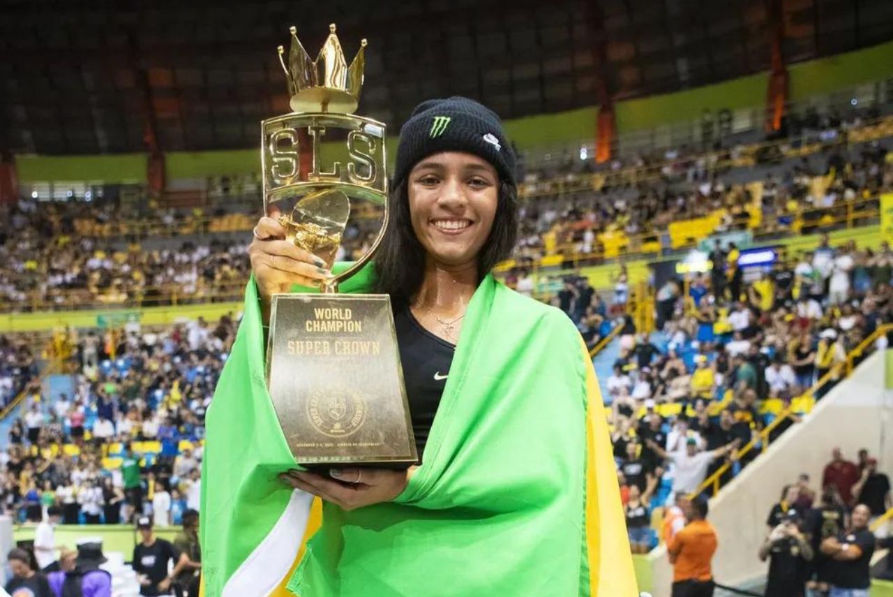 Prêmio Laureus: Skatista Rayssa Leal com troféu do SLS Super Crown 2023