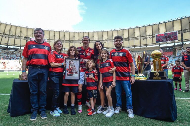 <p>Filipe Luís foi homenageado em último jogo como profissional (Foto: Marcelo Cortes/CRF)</p>