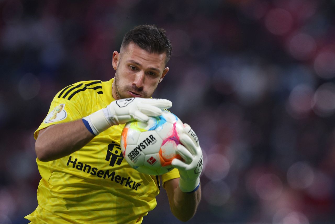 Goleiro Daniel Heuer, do Hamburgo, marcou gol contra no empate contra o St. Pauli (Foto: Ronny Hartmann/AFP)