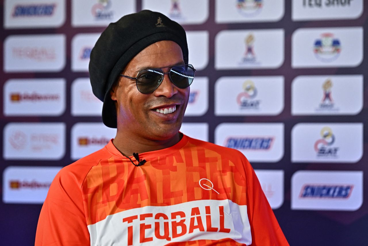 Ronaldinho Gaúcho em entrevista à AFP na Tailândia (Foto: Lillian Suwanrumpha/AFP)