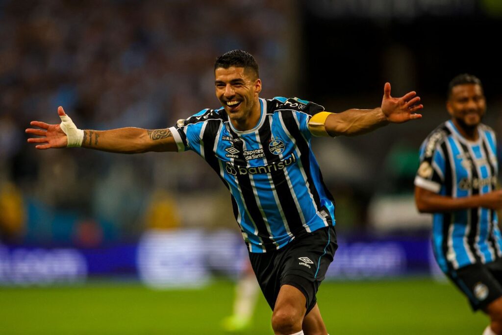 Em despedida do Grêmio, Suárez marcou na vitória contra o Fluminense (Foto: Silvio Avila/AFP)