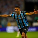 Em despedida do Grêmio, Suárez marcou na vitória contra o Fluminense (Foto: Silvio Avila/AFP)