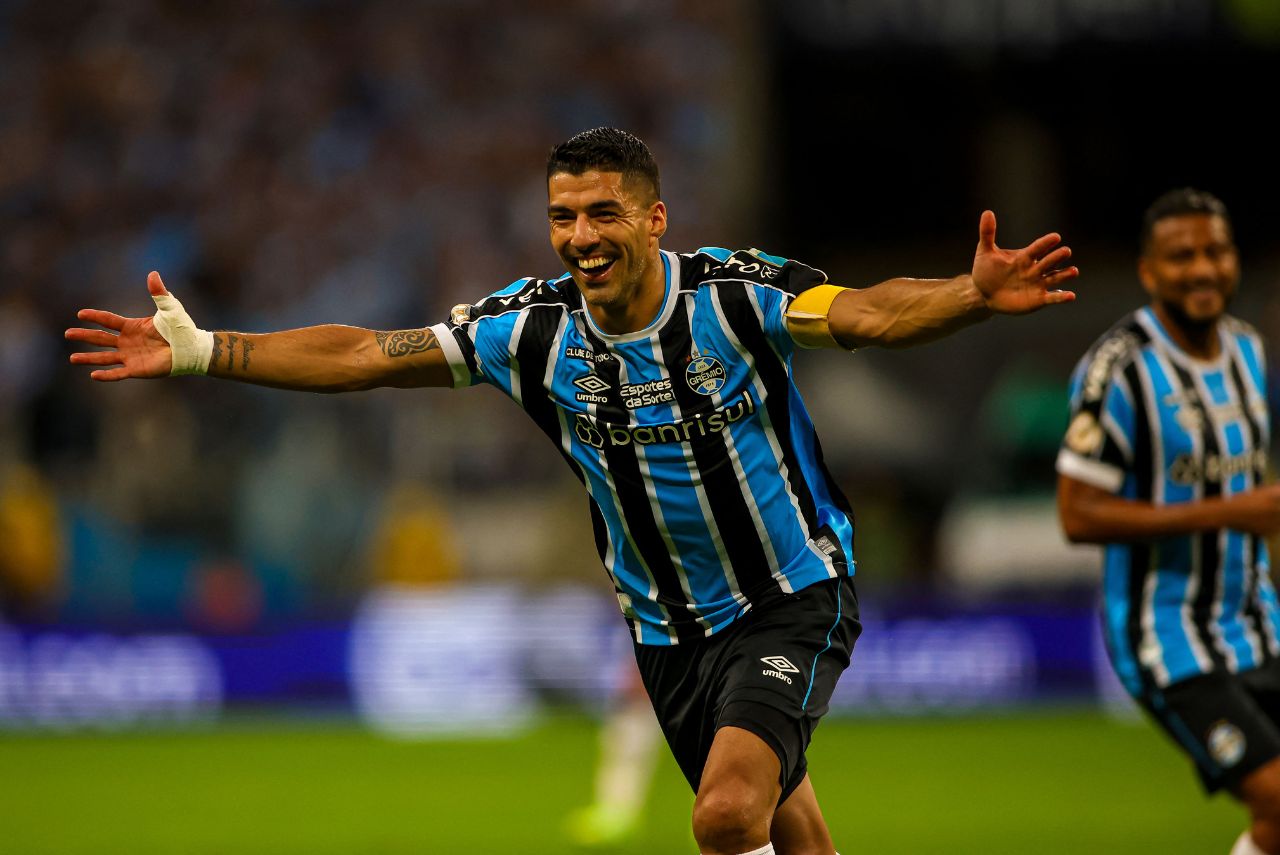 Em despedida do Grêmio, Suárez marcou na vitória contra o Fluminense (Foto: Silvio Avila/AFP)