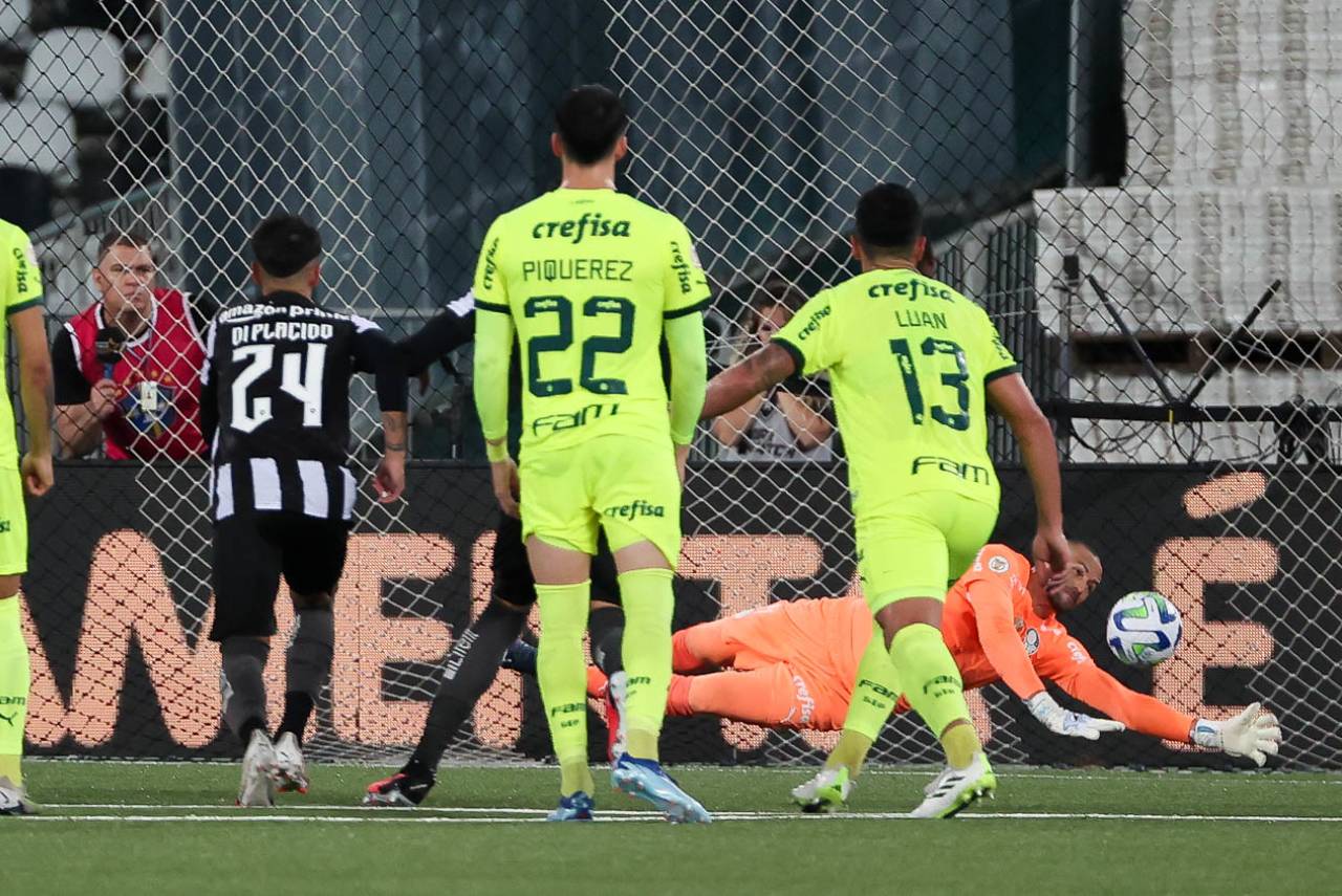 Weverton no momento em que defendeu o pênalti