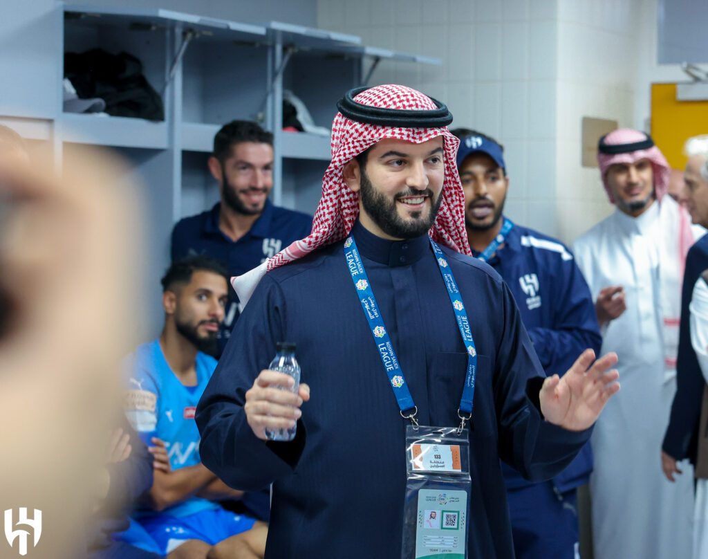 Fahd bin Nafel, presidente do Al-Hilal, vai ao vestiário após vitória contra o rival Al-Nassr Foto: Divulgação/Al-Hilal