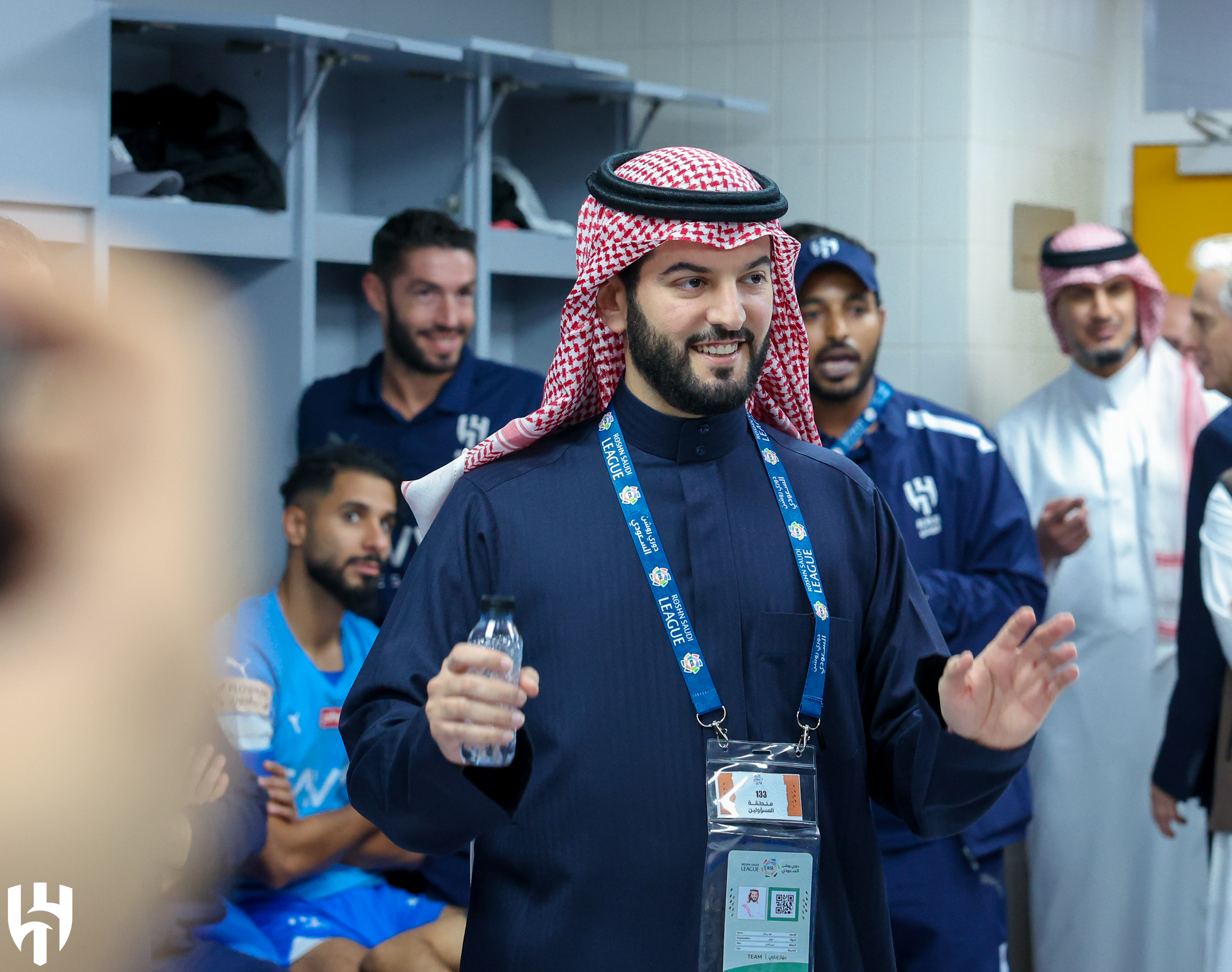 Fahd bin Nafel, presidente do Al-Hilal, vai ao vestiário após vitória contra o rival Al-Nassr Foto: Divulgação/Al-Hilal