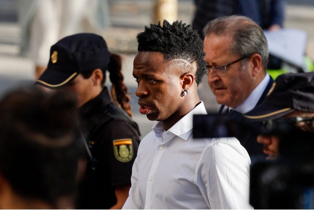 Vini Jr chegando para depor em um dos casos em que foi vítima de racismo na Espanha (Foto: Oscar del Pozo/AFP)