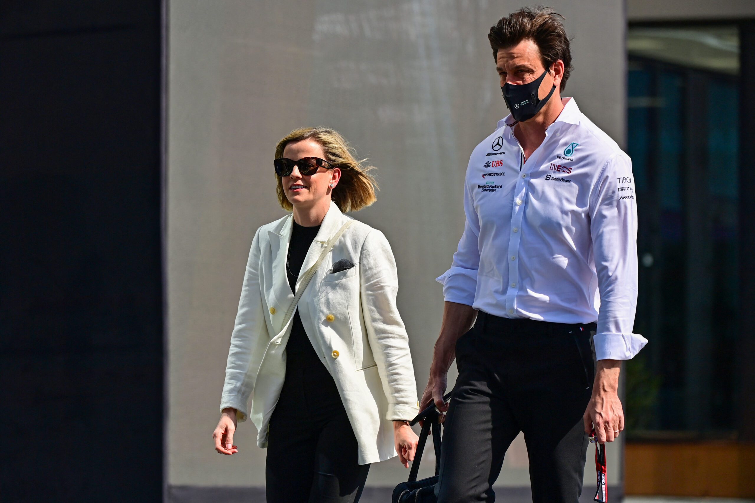 Toto Wolff, chefe da Mercedes, e Susie Wolff estão sendo investigados por possível conflitos de interesse Foto: ANDREJ ISAKOVIC/AFP