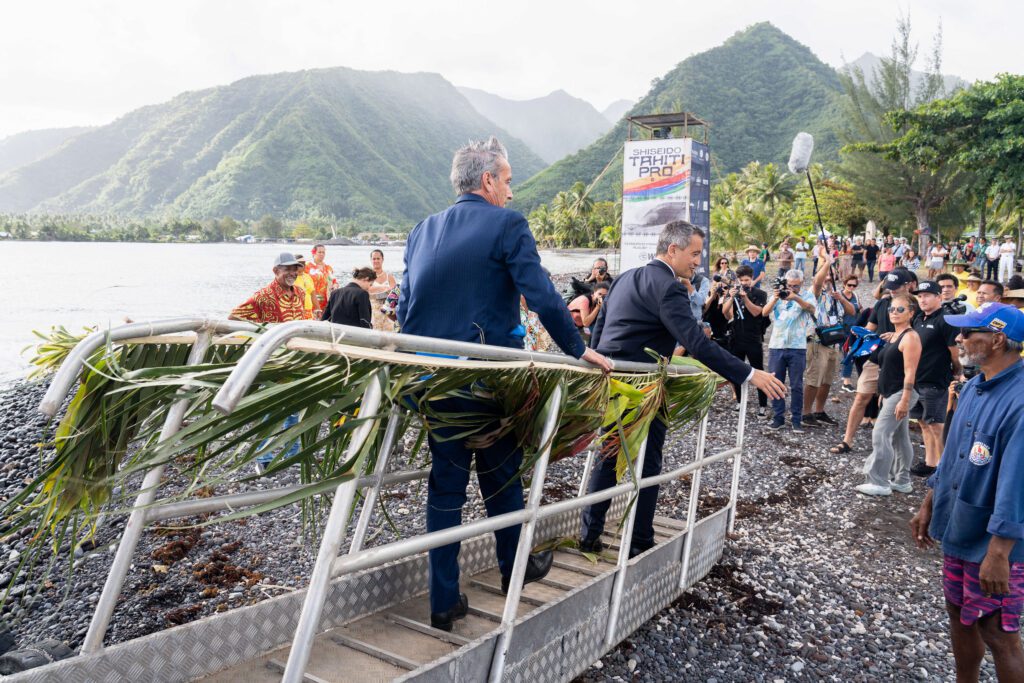 O ministro do Interior da França, Gerald Darmanin, chega ao local de surfe dos Jogos Olímpicos de 2024 Foto: Suliane FAVENNEC / AFP